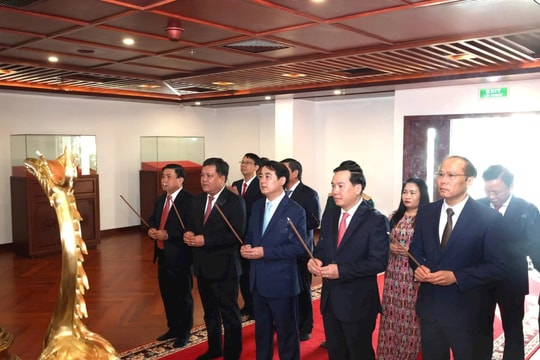 Khánh Hòa dâng hương tưởng niệm Chủ tịch Hồ Chí Minh