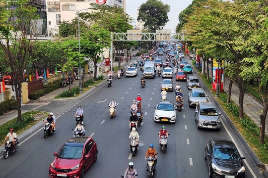 TPHCM: Ngày đầu đi làm sau Tết, giao thông “dễ thở”, sân bay nhộn nhịp