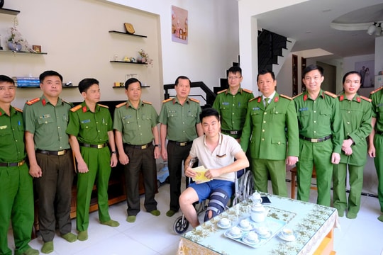 Thăm hỏi cán bộ bị thương khi làm nhiệm vụ
