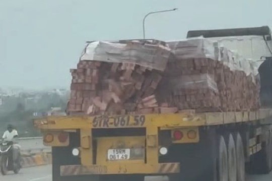 Xử phạt tài xế xe đầu kéo làm rơi vãi gạch sau tin báo qua Zalo