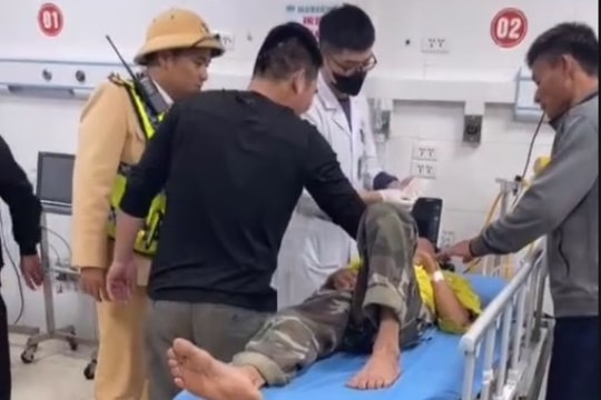 Hỗ trợ kịp thời người đàn ông sốt cao, sùi bọt mép tới bệnh viện