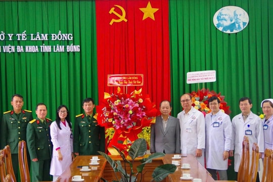 Bộ Chỉ huy Quân sự tỉnh Lâm Đồng thăm, chúc mừng các cơ sở y tế