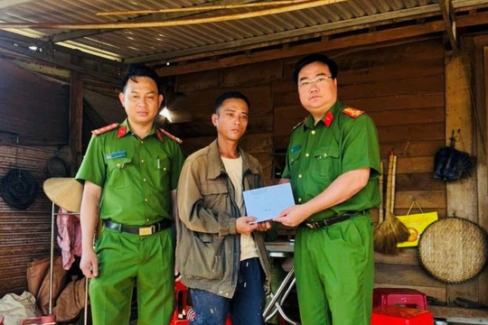 Hành động đẹp của Công an xã Đắk Sắk