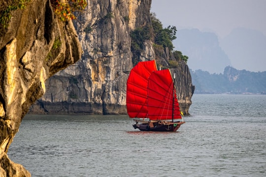 Sau cơn “sốt” check-in, thuyền buồm ba vách ven vịnh Hạ Long tạm dừng để hoàn thiện