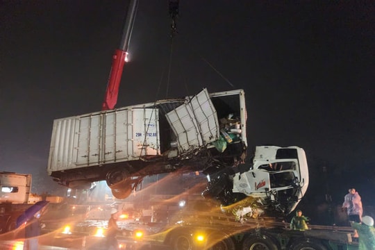 Thông tin vụ tai nạn giao thông nghiêm trọng giữa tàu hỏa và xe tải tại Hà Nội