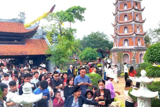 Giữ bình an nơi thờ tự mùa lễ hội