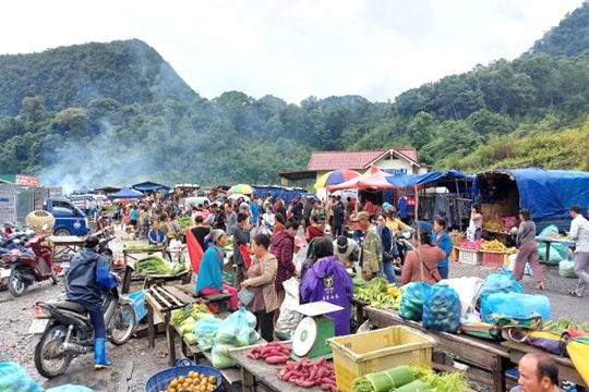 Về nơi chợ phiên không biên giới