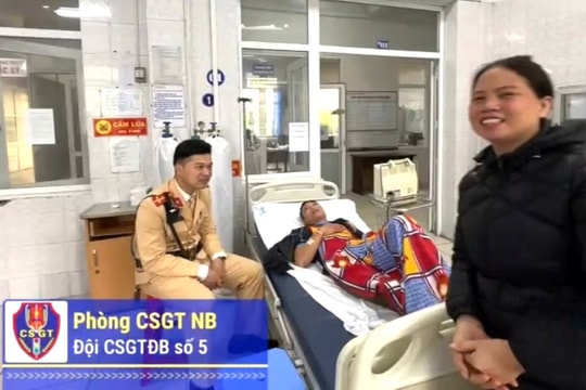 CSGT dùng xe chuyên dụng đưa bệnh nhân đột quỵ đi cấp cứu kịp thời