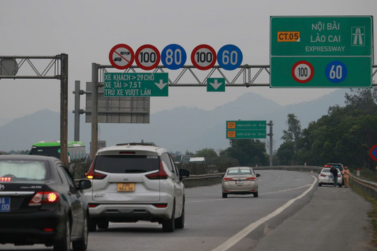 Vì sao Hà Nội khôi phục đèn tín hiệu tại nút giao Quốc lộ 2 – cao tốc Nội Bài – Lào Cai?