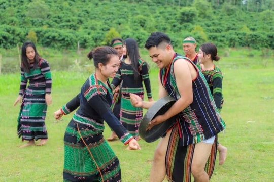 Rộn ràng điệu múa giữa đại ngàn