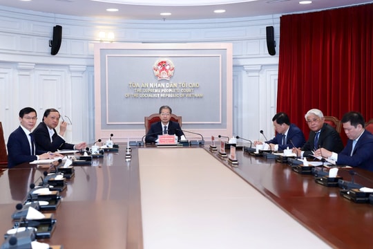 Chánh án Nguyễn Văn Quảng thảo luận với chuyên gia Anh về Tòa án chuyên biệt tại Trung tâm tài chính quốc tế