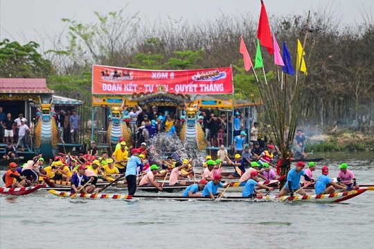 Âm vang trống hội, rộn rã đua ghe làng Triều Sơn Đông