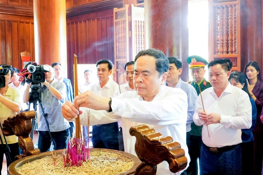 Chủ tịch Quốc hội Trần Thanh Mẫn dâng hương tại Khu Di tích quốc gia đặc biệt Kim Liên
