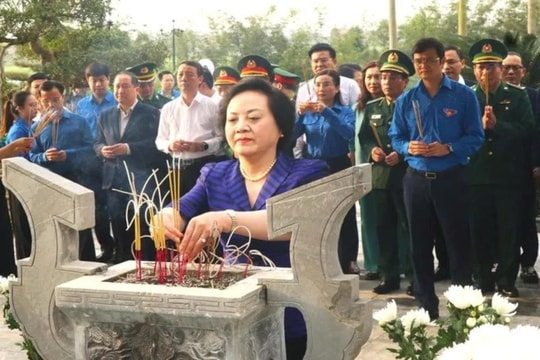 Phó Thủ tướng Phạm Thị Thanh Trà dâng hương tưởng niệm Anh hùng liệt sĩ Lý Tự Trọng