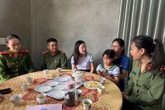 Công an TP Huế nhận đỡ đầu 5 hoàn cảnh khó khăn bị ảnh hưởng bão lũ