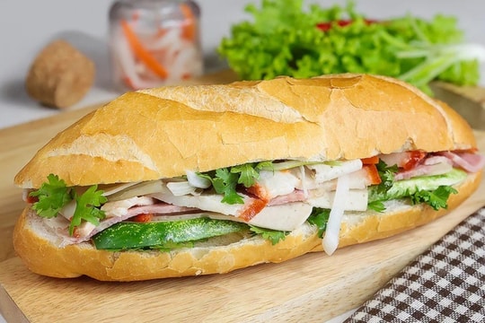 TP.HCM: 11 trường hợp nghi ngộ độc sau khi ăn bánh mì