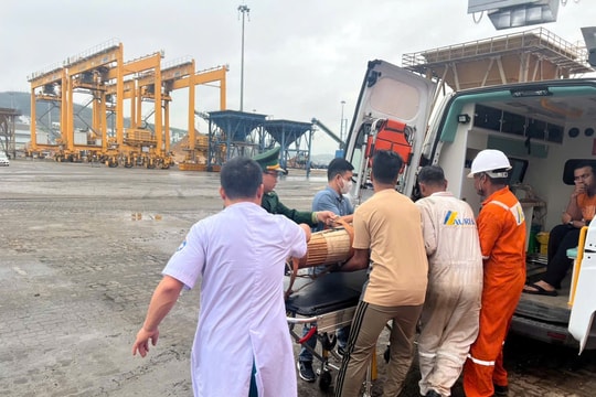 Biên phòng kịp thời hỗ trợ 2 thuyền viên nước ngoài gặp sự cố tại cảng Cái Lân