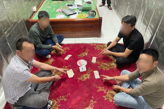 Bắt quả tang 4 công nhân đánh bạc trong container tại khu công nghiệp