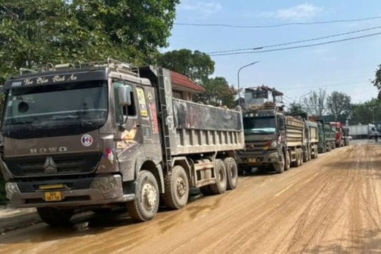 Phạt 12 triệu và yêu cầu các tài xế dọn sạch bùn đất rơi trên đường