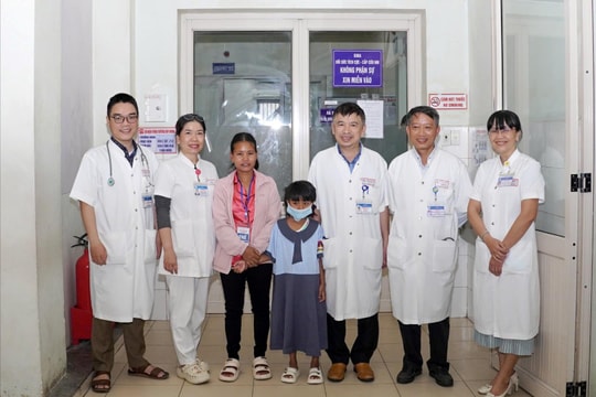 Cứu sống ngoạn mục bé gái liệt tứ chi do rắn cạp nia cắn