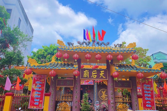 Sắc đỏ linh thiêng từ hàng trăm lồng đèn ở chùa Bà Thiên Hậu