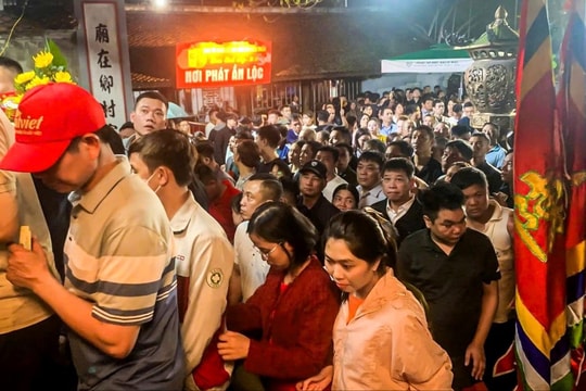 Hàng nghìn người dân đội mưa dự lễ Khai ấn Đền Trần