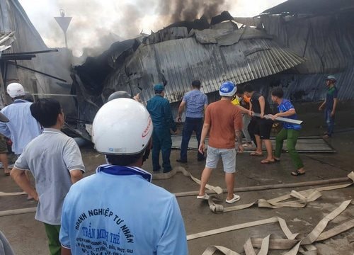An Giang: Cháy lớn tại cửa hàng bán ống nhựa