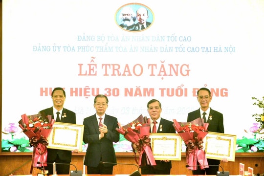 Chánh án Nguyễn Văn Quảng trao Huy hiệu 30 năm tuổi Đảng cho 3 đảng viên thuộc Tòa Phúc thẩm TANDTC tại Hà Nội