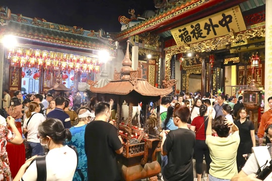 Chùa Ông tấp nập ngày Rằm tháng Giêng