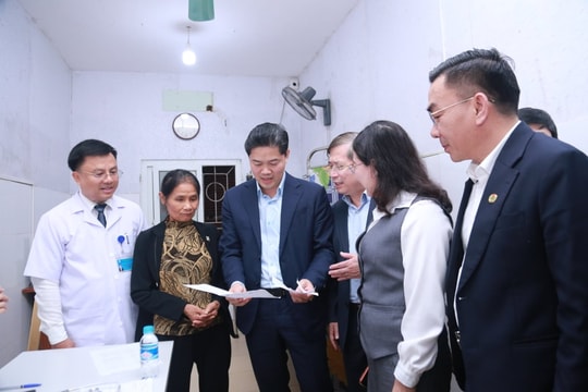 Thứ trưởng Thường trực Bộ Y tế Vũ Mạnh Hà dự chương trình khám, tặng quà cho người dân Hà Tĩnh