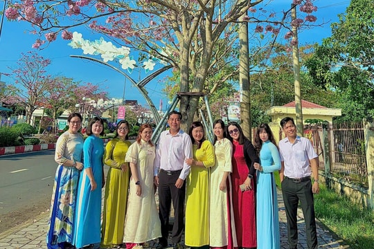 Nữ cán bộ TAND khu vực 6 – Cần Thơ duyên dáng bên con đường hoa kèn hồng