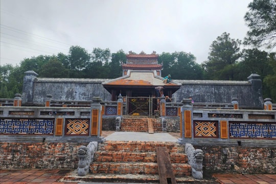 Chính thức tháo dỡ 'nhà hoàng ốc' trước lăng Hoàng Thái hậu Từ Dụ