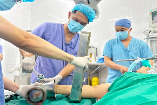 Bị cuốn tay vào máy xay thịt khi nấu ăn, người phụ nữ phải cắt cụt tay