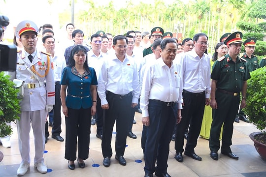 Chủ tịch Quốc hội dâng hoa, dâng hương tại Ngã Ba Giồng