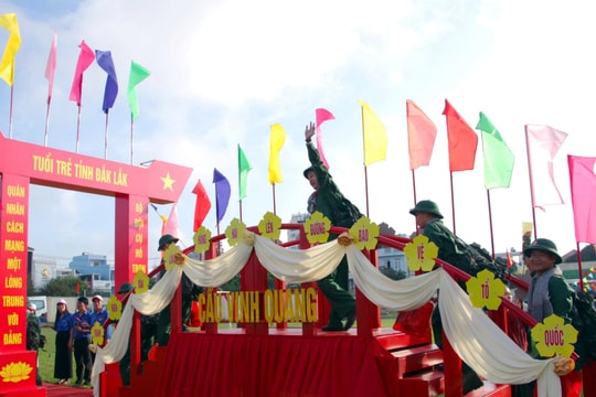 Thanh niên Tuy Hòa hăng hái lên đường nhập ngũ
