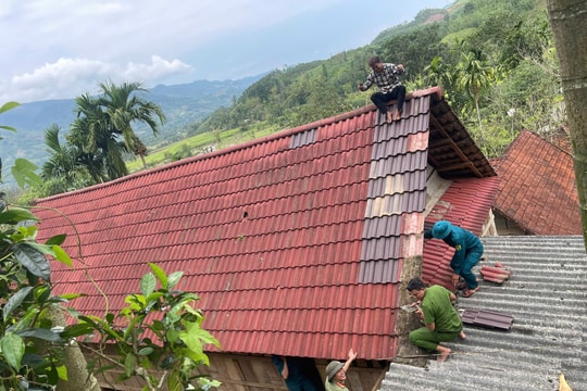 Giúp dân lợp lại mái nhà hư hỏng do lốc xoáy