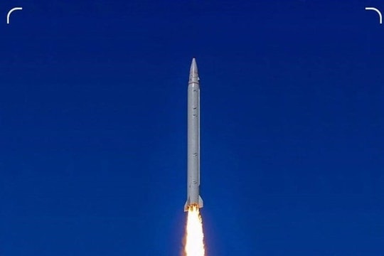 Tàu khu trục của Mỹ bốc cháy do bị tên lửa Iran tấn công