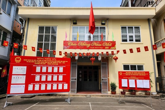 Rực rỡ cờ hoa, các khu vực bỏ phiếu đã sẵn sàng cho ngày hội lớn của toàn dân