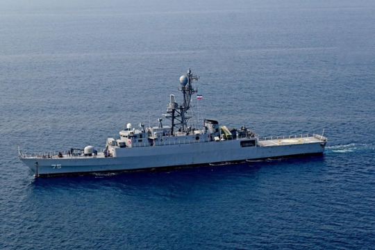 Tàu ngầm Mỹ bắn chìm tàu khu trục Iran