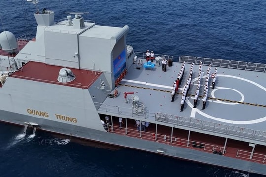 Tàu 016 – Quang Trung vượt xích đạo trên hải trình tới Australia