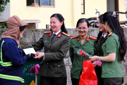 Lan tỏa yêu thương trên những tuyến đường