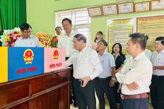 Chủ tịch UBND tỉnh Gia Lai kiểm tra công tác chuẩn bị bầu cử tại cơ sở