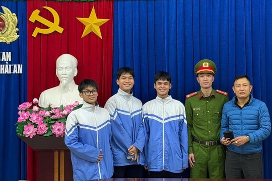 3 học sinh lớp 11 trả lại ví tiền cho người đánh rơi