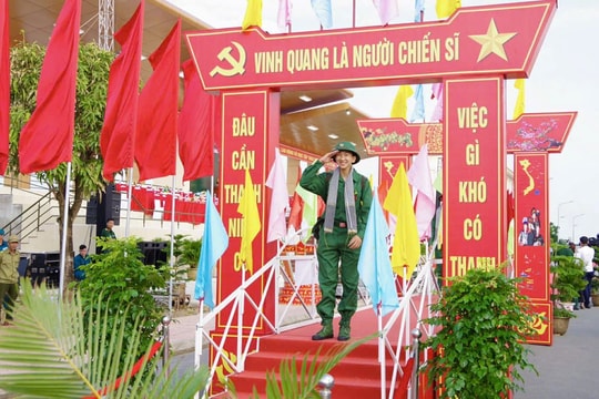 Thanh niên Cà Mau hăng hái lên đường làm nhiệm vụ bảo vệ Tổ quốc