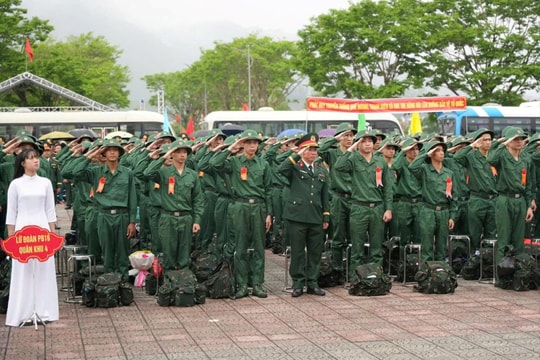 Thanh niên TP Huế hăng hái lên đường bảo vệ Tổ quốc