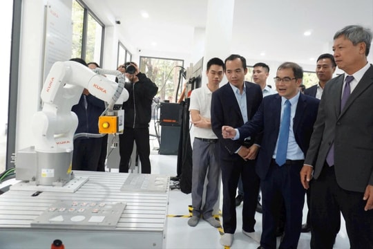 Ra mắt Trung tâm đào tạo, nghiên cứu và phát triển ứng dụng Robot công nghiệp và trí tuệ nhân tạo