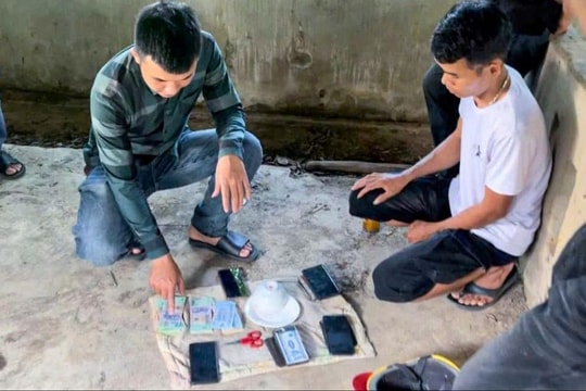 Đột kích nhà hoang, bắt nhóm đối tượng đang “xóc đĩa”