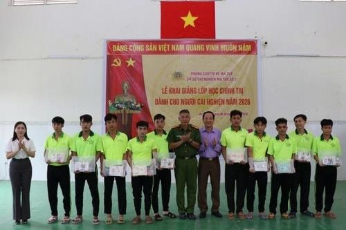 Khai giảng lớp học chính trị dành cho người cai nghiện