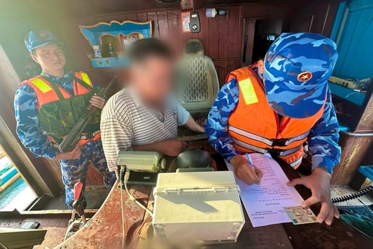 Bắt giữ tàu cá vận chuyển trái phép hơn 50.000 lít dầu Diesel