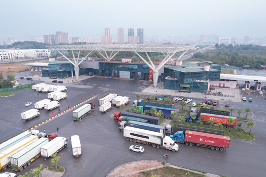 Những chuyến hàng thông quan đầu tiên tại khu vực cầu Bắc Luân II